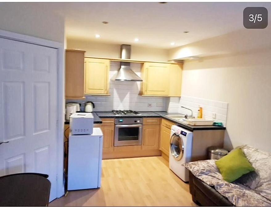 Pinfold Court Apartments Knowsley Extérieur photo